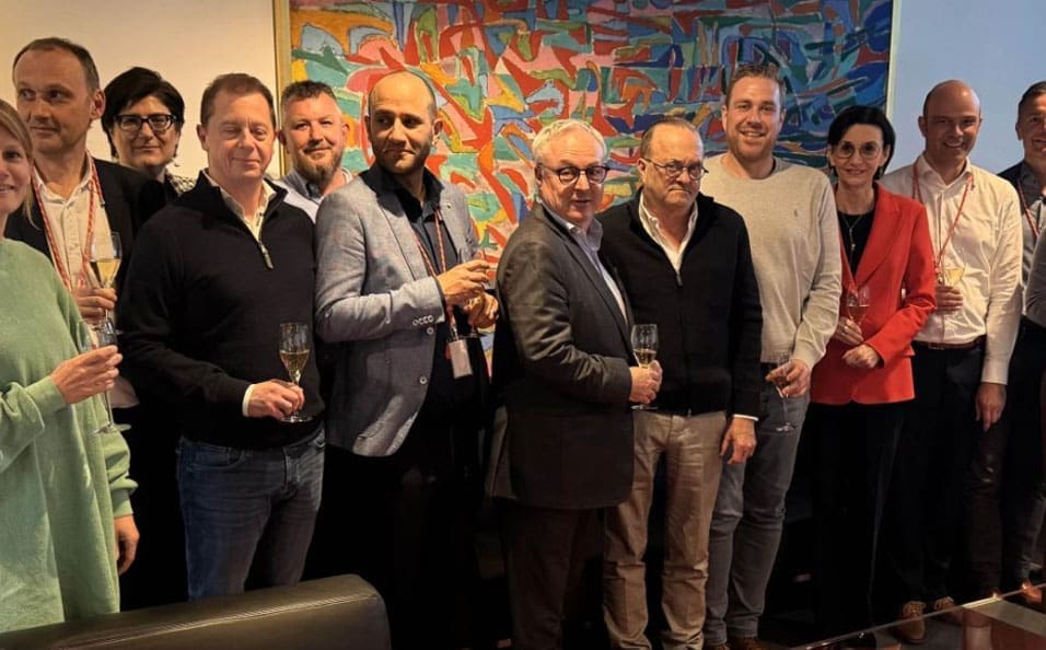 Aircoplus-sluit-zich-aan-bij-Jan-De-Nul-Group Groepsfoto van Aircoplus en Jan de Nul